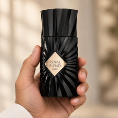 French Avenue Royal Blend Nero 100 ml: Hand holding the black ridged bottle with a gold diamond label